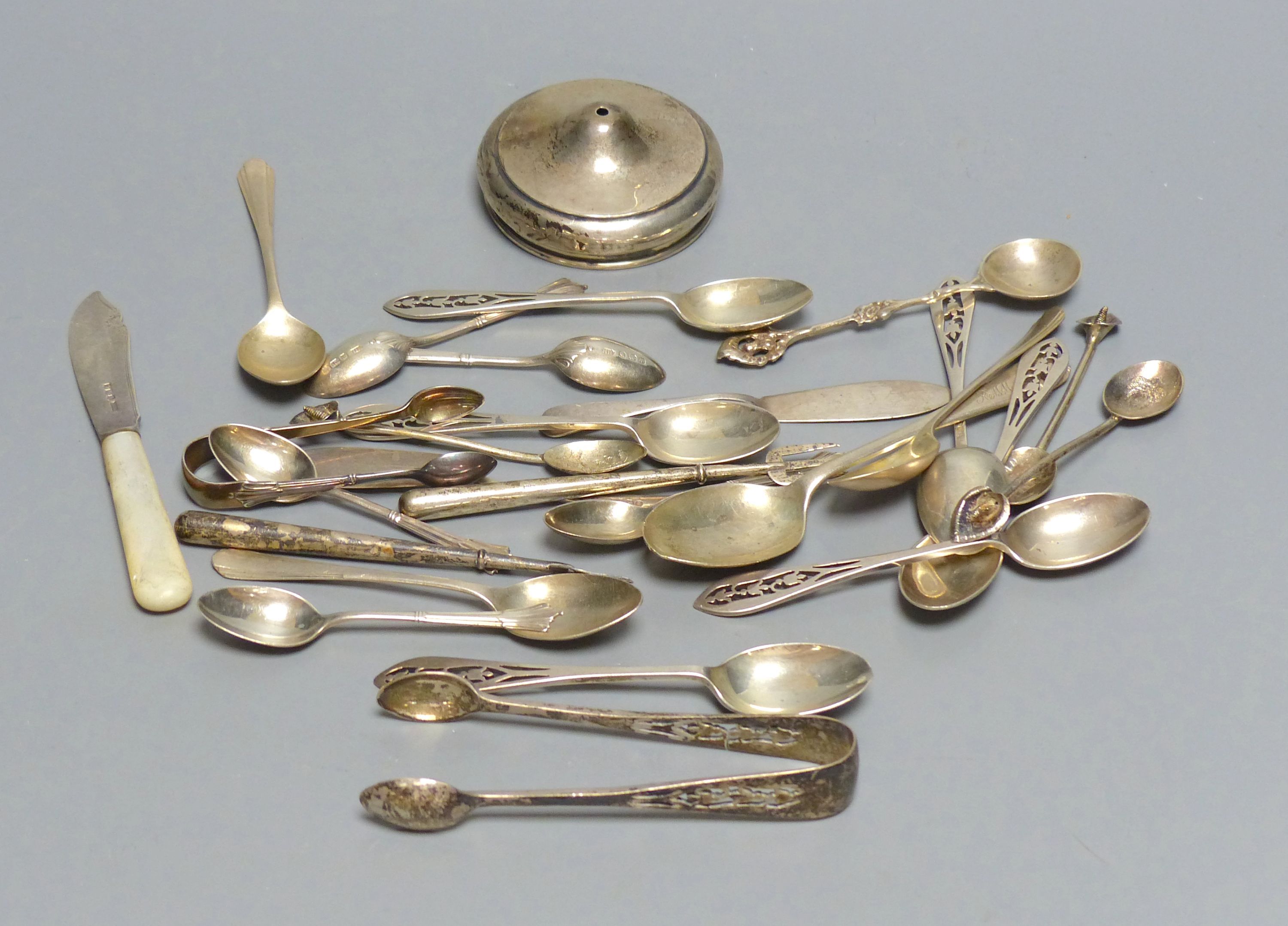 A set of six silver teaspoons and sugar tongs with pierced finials, various other silver spoons, butter knives, etc. (approx 10oz)